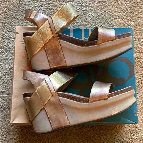 BUSHNELL IN GOLD WEDGE SANDALS - Picture 6 of 7